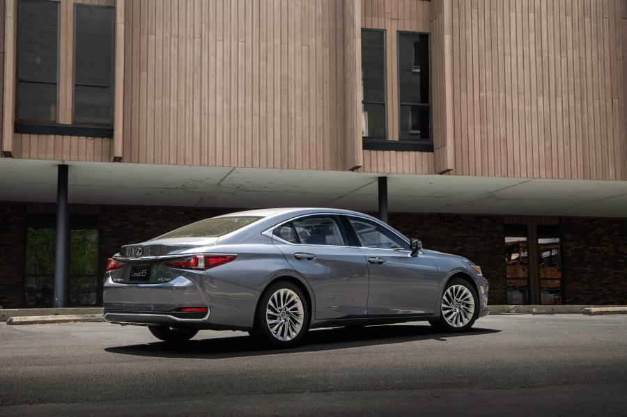  Lexus ES250 2018 года  (WW) (фото 17 из 21)
